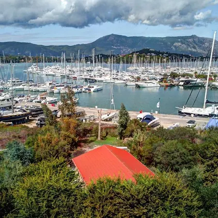 Seascape Elegant Gouvia Marina Apartment *